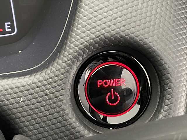 ホンダ フィット e:HEVベーシック 長野県 2023(令5)年 4.4万km プラチナホワイトパール 4WD/社外ナビ（型番：AVN-LBS01）/Bluetooth/ETC/ドライブレコーダー（前方）/クルーズコントロール（追従あり）/衝突被害軽減システム/レーンキープアシスト/寒冷地仕様/クリアランスソナー/LEDヘッドライト/オートライト/オートマチックハイビーム/社外フロアマット/純正ホイールキャップ/ウィンカーランプ/ブレーキホールド/スマートキー/スペアキー1本