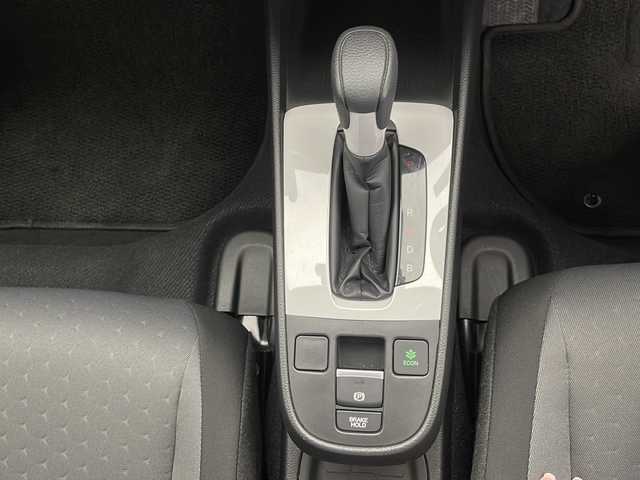 ホンダ フィット e:HEVベーシック 長野県 2023(令5)年 4.4万km プラチナホワイトパール 4WD/社外ナビ（型番：AVN-LBS01）/Bluetooth/ETC/ドライブレコーダー（前方）/クルーズコントロール（追従あり）/衝突被害軽減システム/レーンキープアシスト/寒冷地仕様/クリアランスソナー/LEDヘッドライト/オートライト/オートマチックハイビーム/社外フロアマット/純正ホイールキャップ/ウィンカーランプ/ブレーキホールド/スマートキー/スペアキー1本