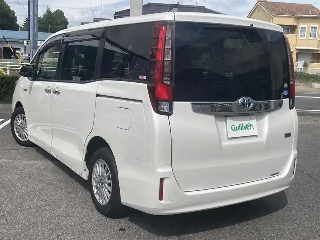 トヨタ ノア ハイブリッド G 愛知県 2015(平27)年 12.3万km ホワイトパールクリスタルシャイン 純正9インチSDナビTV/リヤフリップダウンモニター/DVDビデオ&CD/地デジ　フルセグ/Bluetoothオーディオ/バックカメラ/ビルトインETC/両側パワースライドドア/スマートキー×2ケ/プッシュスタート/クルーズコントロール/ステアリングスイッチ/おくだけ充電/ドライブレコーダー/シートヒーター/LEDヘッドライト/オートライト/純正アルミホイル
