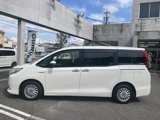 トヨタ ノア ハイブリッド G 愛知県 2015(平27)年 12.3万km ホワイトパールクリスタルシャイン 純正9インチSDナビTV/リヤフリップダウンモニター/DVDビデオ&CD/地デジ　フルセグ/Bluetoothオーディオ/バックカメラ/ビルトインETC/両側パワースライドドア/スマートキー×2ケ/プッシュスタート/クルーズコントロール/ステアリングスイッチ/おくだけ充電/ドライブレコーダー/シートヒーター/LEDヘッドライト/オートライト/純正アルミホイル