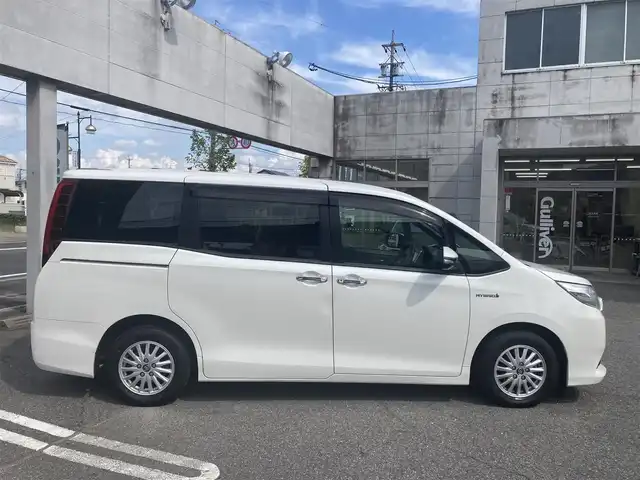 トヨタ ノア ハイブリッド G 愛知県 2015(平27)年 12.3万km ホワイトパールクリスタルシャイン 純正9インチSDナビTV/リヤフリップダウンモニター/DVDビデオ&CD/地デジ　フルセグ/Bluetoothオーディオ/バックカメラ/ビルトインETC/両側パワースライドドア/スマートキー×2ケ/プッシュスタート/クルーズコントロール/ステアリングスイッチ/おくだけ充電/ドライブレコーダー/シートヒーター/LEDヘッドライト/オートライト/純正アルミホイル