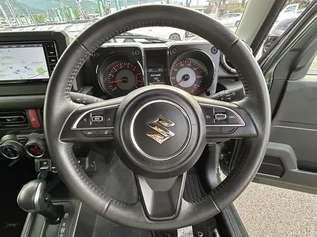 スズキ ジムニー XC 愛媛県 2023(令5)年 4.3万km ジャングルグリーン 社外ナビ(Bluetooth/フルセグTV)/クルーズコントロール/バックカメラ/前後ドライブレコーダー/背面タイヤ(BRIDGESTONE DUELER H/L)/純正16インチAW/オートLEDヘッドライト/フォグランプ/４WD切り替え/前席シートヒーター/ヒートミラー/ステアリングリモコン/横滑り防止装置/レーンキープアシスト/ダウンヒルアシストコントロール/ABS