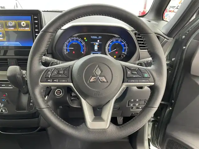 三菱 デリカミニ T プレミアム 滋賀県 2025(令7)年 0.1千km 緑Ⅱ 純正9インチディスプレイオーディオ/【Bluetooth/Apple CarPlay/Android Auto】/両側パワースライドドア/全方位カメラ/ハーフレザーシート/MI-PILOT/クリアランスソナー/LEDヘッドライト/オートマチックハイビーム/レーンキープアシスト/衝突軽減ブレーキ/ヒルディセントコントロール/D/Nシートヒーター/ステアリングヒーター/デジタルインナーミラー/ルーフレール/電動パーキングブレーキ/オートブレーキホールド/プッシュスタート/スマートキー/ステアリングリモコン