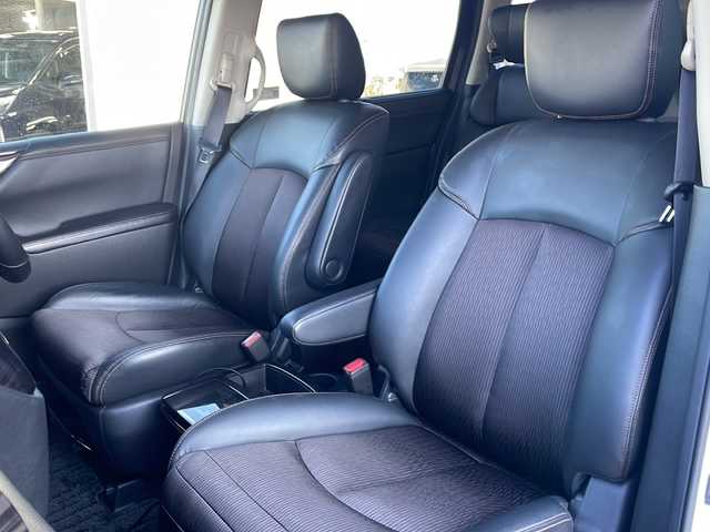 日産 エルグランド 350ハイウェイスター 道東・釧路十勝 2014(平26)年 11.3万km ブリリアントホワイトパール ・スマートキー/・純正エンジンスターター/・7インチ社外ナビ(AM/FM/CD/DVD/TV/BT)/・両側パワースライドドア/・４WD/・パワーバックドア/・電格ミラー/・ドアバイザー/・純正フロアマット/・純正エアロ(フロント/サイド/リア)/・クルーズコントロール/・イエローフォグランプ/・社外10インチフリップダウン/・ハーフレザーシート/・オットマン/・バックカメラ