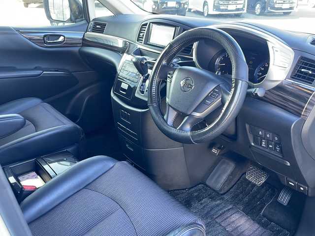 日産 エルグランド 350ハイウェイスター 道央・札幌 2014(平26)年 11.3万km ブリリアントホワイトパール (株)IDOMが運営する【じしゃロン札幌店】の自社ローン専用車両になりますこちらは現金またはオートローンご利用価格です。自社ローンご希望の方は別途その旨お申し付けください。/・スマートキー/・純正エンジンスターター/・7インチ社外ナビ(AM/FM/CD/DVD/TV/BT)/・両側パワースライドドア/・４WD/・パワーバックドア/・電格ミラー/・ドアバイザー/・純正フロアマット/・純正エアロ(フロント/サイド/リア)/・クルーズコントロール/・イエローフォグランプ/・社外10インチフリップダウン/・ハーフレザーシート/・オットマン/・バックカメラ