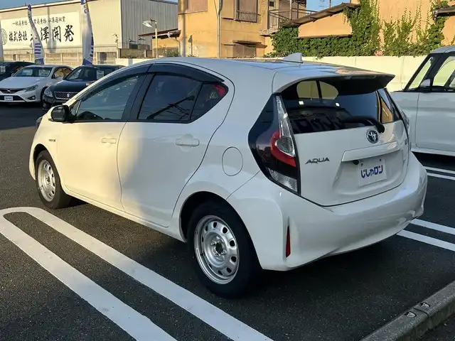 トヨタ アクア S 奈良県 2019(令1)年 7.7万km スーパーホワイトⅡ (株)IDOMが運営する【じしゃロン奈良店】の自社ローン専用車両になります。/こちらは現金またはオートローンご利用時の価格です。自社ローンご希望の方は別途その旨お申付け下さい