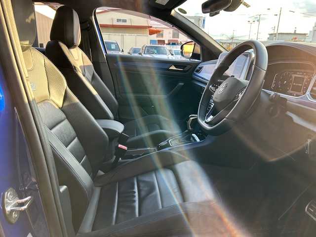 フォルクスワーゲン ＶＷ Ｔ－ロック R 道東・釧路十勝 2022(令4)年 1.3万km アトランティックブルーメタリック ４WD/純正ナビ　Discover Pro/バックカメラ/純正ETC2.0/前後ドライブレコーダー/プリクラッシュブレーキシステム/レーンキーピングアシスト/アダプティブクルーズコントロール/パークディスタンスコントロール/ヒルアシストコントロール/レザーシート/フロントシートヒーティング/運転席メモリ付きパワーシート/ステアリングヒーター/パワーバックドア/ワイヤレス充電/LEDマトリックスヘッドライト/純正19インチAW/純正フロアマット