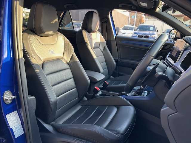 フォルクスワーゲン ＶＷ Ｔ－ロック R 道東・釧路十勝 2022(令4)年 1.3万km アトランティックブルーメタリック ４WD/純正ナビ　Discover Pro/バックカメラ/純正ETC2.0/前後ドライブレコーダー/プリクラッシュブレーキシステム/レーンキーピングアシスト/アダプティブクルーズコントロール/パークディスタンスコントロール/ヒルアシストコントロール/レザーシート/フロントシートヒーティング/運転席メモリ付きパワーシート/ステアリングヒーター/パワーバックドア/ワイヤレス充電/LEDマトリックスヘッドライト/純正19インチAW/純正フロアマット