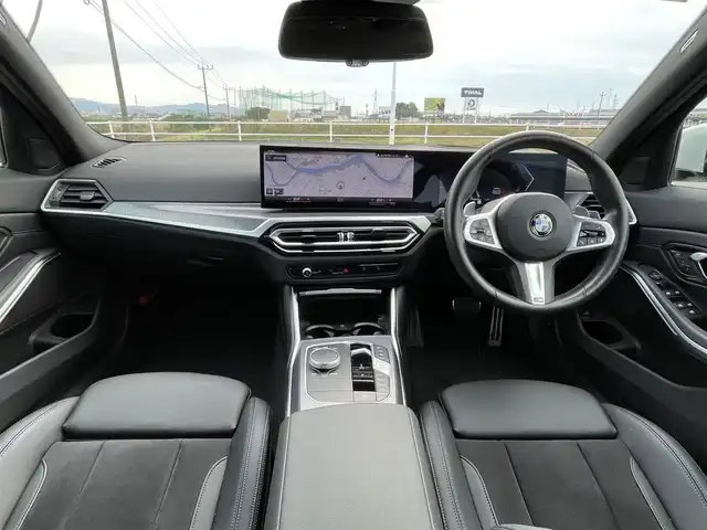 ＢＭＷ ＢＭＷ ３２０ｄ xDrive Mスポーツ 佐賀県 2024(令6)年 0.8万km 白 純正14.9インチディスプレイ/・AM/FM/AppleCarPlay/Spotify/サラウンド・ビュー・システム/ルームミラー一体型ETC/電子パーキングブレーキ/・AUTO HOLD機能/置くだけ充電/ハーフレザーシート/DN席パワーシート(D席メモリー機能付)/DN席シートヒーター/ISOFIX対応/パドルシフト/革巻きステアリング/ステリングリモコン/純正19インチアルミホイール/純正LEDヘッドライト/・オートマチックハイビーム/リヤフォグランプ/取扱説明書/ドライビングアシスト/・アクティブクルーズコントロール/・車線逸脱警告/・パークディスタンスコントロール/・アクティブPDC緊急ブレーキ