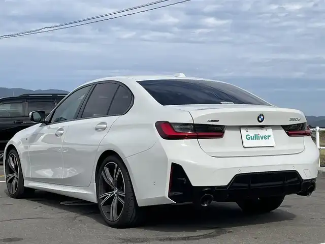 ＢＭＷ ＢＭＷ ３２０ｄ xDrive Mスポーツ 佐賀県 2024(令6)年 0.8万km 白 純正14.9インチディスプレイ/・AM/FM/AppleCarPlay/Spotify/サラウンド・ビュー・システム/ルームミラー一体型ETC/電子パーキングブレーキ/・AUTO HOLD機能/置くだけ充電/ハーフレザーシート/DN席パワーシート(D席メモリー機能付)/DN席シートヒーター/ISOFIX対応/パドルシフト/革巻きステアリング/ステリングリモコン/純正19インチアルミホイール/純正LEDヘッドライト/・オートマチックハイビーム/リヤフォグランプ/取扱説明書/ドライビングアシスト/・アクティブクルーズコントロール/・車線逸脱警告/・パークディスタンスコントロール/・アクティブPDC緊急ブレーキ