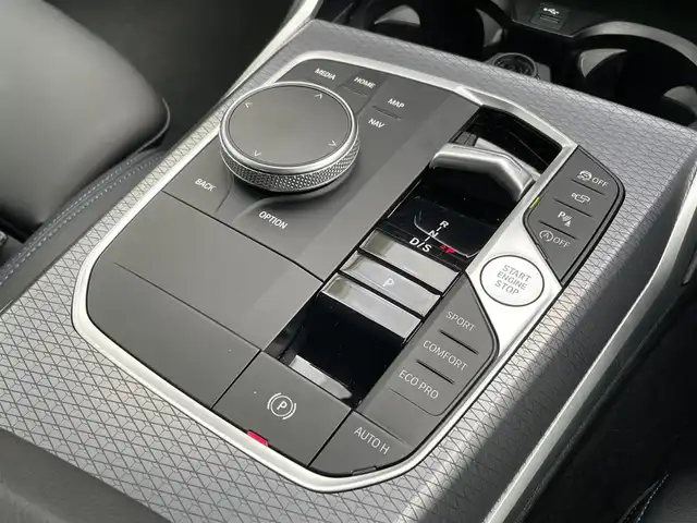 ＢＭＷ ＢＭＷ ３２０ｄ xDrive Mスポーツ 佐賀県 2024(令6)年 0.8万km 白 純正14.9インチディスプレイ/・AM/FM/AppleCarPlay/Spotify/サラウンド・ビュー・システム/ルームミラー一体型ETC/電子パーキングブレーキ/・AUTO HOLD機能/置くだけ充電/ハーフレザーシート/DN席パワーシート(D席メモリー機能付)/DN席シートヒーター/ISOFIX対応/パドルシフト/革巻きステアリング/ステリングリモコン/純正19インチアルミホイール/純正LEDヘッドライト/・オートマチックハイビーム/リヤフォグランプ/取扱説明書/ドライビングアシスト/・アクティブクルーズコントロール/・車線逸脱警告/・パークディスタンスコントロール/・アクティブPDC緊急ブレーキ