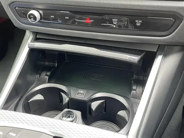 ＢＭＷ ＢＭＷ ３２０ｄ xDrive Mスポーツ 佐賀県 2024(令6)年 0.8万km 白 純正14.9インチディスプレイ/・AM/FM/AppleCarPlay/Spotify/サラウンド・ビュー・システム/ルームミラー一体型ETC/電子パーキングブレーキ/・AUTO HOLD機能/置くだけ充電/ハーフレザーシート/DN席パワーシート(D席メモリー機能付)/DN席シートヒーター/ISOFIX対応/パドルシフト/革巻きステアリング/ステリングリモコン/純正19インチアルミホイール/純正LEDヘッドライト/・オートマチックハイビーム/リヤフォグランプ/取扱説明書/ドライビングアシスト/・アクティブクルーズコントロール/・車線逸脱警告/・パークディスタンスコントロール/・アクティブPDC緊急ブレーキ