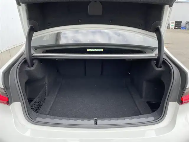 ＢＭＷ ＢＭＷ ３２０ｄ xDrive Mスポーツ 佐賀県 2024(令6)年 0.8万km 白 純正14.9インチディスプレイ/・AM/FM/AppleCarPlay/Spotify/サラウンド・ビュー・システム/ルームミラー一体型ETC/電子パーキングブレーキ/・AUTO HOLD機能/置くだけ充電/ハーフレザーシート/DN席パワーシート(D席メモリー機能付)/DN席シートヒーター/ISOFIX対応/パドルシフト/革巻きステアリング/ステリングリモコン/純正19インチアルミホイール/純正LEDヘッドライト/・オートマチックハイビーム/リヤフォグランプ/取扱説明書/ドライビングアシスト/・アクティブクルーズコントロール/・車線逸脱警告/・パークディスタンスコントロール/・アクティブPDC緊急ブレーキ