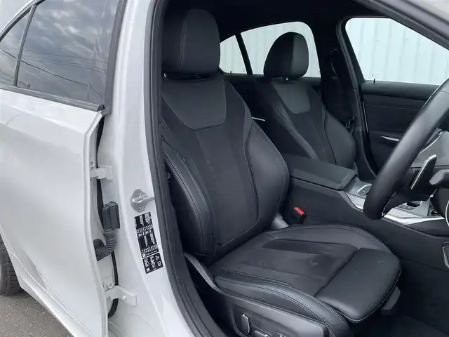 ＢＭＷ ＢＭＷ ３２０ｄ xDrive Mスポーツ 佐賀県 2024(令6)年 0.8万km 白 純正14.9インチディスプレイ/・AM/FM/AppleCarPlay/Spotify/サラウンド・ビュー・システム/ルームミラー一体型ETC/電子パーキングブレーキ/・AUTO HOLD機能/置くだけ充電/ハーフレザーシート/DN席パワーシート(D席メモリー機能付)/DN席シートヒーター/ISOFIX対応/パドルシフト/革巻きステアリング/ステリングリモコン/純正19インチアルミホイール/純正LEDヘッドライト/・オートマチックハイビーム/リヤフォグランプ/取扱説明書/ドライビングアシスト/・アクティブクルーズコントロール/・車線逸脱警告/・パークディスタンスコントロール/・アクティブPDC緊急ブレーキ
