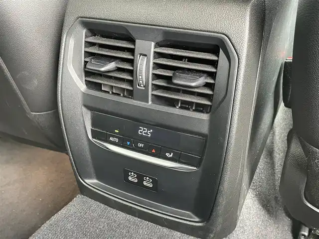 ＢＭＷ ＢＭＷ ３２０ｄ xDrive Mスポーツ 佐賀県 2024(令6)年 0.8万km 白 純正14.9インチディスプレイ/・AM/FM/AppleCarPlay/Spotify/サラウンド・ビュー・システム/ルームミラー一体型ETC/電子パーキングブレーキ/・AUTO HOLD機能/置くだけ充電/ハーフレザーシート/DN席パワーシート(D席メモリー機能付)/DN席シートヒーター/ISOFIX対応/パドルシフト/革巻きステアリング/ステリングリモコン/純正19インチアルミホイール/純正LEDヘッドライト/・オートマチックハイビーム/リヤフォグランプ/取扱説明書/ドライビングアシスト/・アクティブクルーズコントロール/・車線逸脱警告/・パークディスタンスコントロール/・アクティブPDC緊急ブレーキ