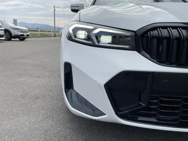 ＢＭＷ ＢＭＷ ３２０ｄ xDrive Mスポーツ 佐賀県 2024(令6)年 0.8万km 白 純正14.9インチディスプレイ/・AM/FM/AppleCarPlay/Spotify/サラウンド・ビュー・システム/ルームミラー一体型ETC/電子パーキングブレーキ/・AUTO HOLD機能/置くだけ充電/ハーフレザーシート/DN席パワーシート(D席メモリー機能付)/DN席シートヒーター/ISOFIX対応/パドルシフト/革巻きステアリング/ステリングリモコン/純正19インチアルミホイール/純正LEDヘッドライト/・オートマチックハイビーム/リヤフォグランプ/取扱説明書/ドライビングアシスト/・アクティブクルーズコントロール/・車線逸脱警告/・パークディスタンスコントロール/・アクティブPDC緊急ブレーキ