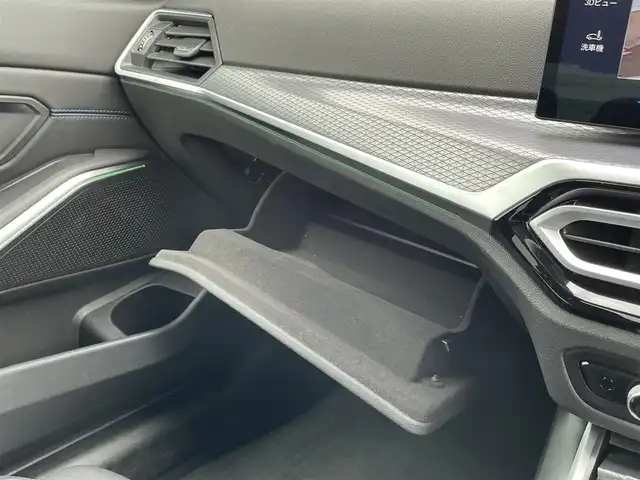 ＢＭＷ ＢＭＷ ３２０ｄ xDrive Mスポーツ 佐賀県 2024(令6)年 0.8万km 白 純正14.9インチディスプレイ/・AM/FM/AppleCarPlay/Spotify/サラウンド・ビュー・システム/ルームミラー一体型ETC/電子パーキングブレーキ/・AUTO HOLD機能/置くだけ充電/ハーフレザーシート/DN席パワーシート(D席メモリー機能付)/DN席シートヒーター/ISOFIX対応/パドルシフト/革巻きステアリング/ステリングリモコン/純正19インチアルミホイール/純正LEDヘッドライト/・オートマチックハイビーム/リヤフォグランプ/取扱説明書/ドライビングアシスト/・アクティブクルーズコントロール/・車線逸脱警告/・パークディスタンスコントロール/・アクティブPDC緊急ブレーキ