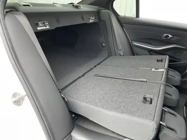 ＢＭＷ ＢＭＷ ３２０ｄ xDrive Mスポーツ 佐賀県 2024(令6)年 0.8万km 白 純正14.9インチディスプレイ/・AM/FM/AppleCarPlay/Spotify/サラウンド・ビュー・システム/ルームミラー一体型ETC/電子パーキングブレーキ/・AUTO HOLD機能/置くだけ充電/ハーフレザーシート/DN席パワーシート(D席メモリー機能付)/DN席シートヒーター/ISOFIX対応/パドルシフト/革巻きステアリング/ステリングリモコン/純正19インチアルミホイール/純正LEDヘッドライト/・オートマチックハイビーム/リヤフォグランプ/取扱説明書/ドライビングアシスト/・アクティブクルーズコントロール/・車線逸脱警告/・パークディスタンスコントロール/・アクティブPDC緊急ブレーキ