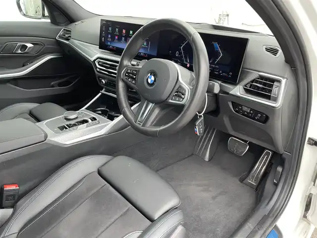 ＢＭＷ ＢＭＷ ３２０ｄ xDrive Mスポーツ 佐賀県 2024(令6)年 0.8万km 白 純正14.9インチディスプレイ/・AM/FM/AppleCarPlay/Spotify/サラウンド・ビュー・システム/ルームミラー一体型ETC/電子パーキングブレーキ/・AUTO HOLD機能/置くだけ充電/ハーフレザーシート/DN席パワーシート(D席メモリー機能付)/DN席シートヒーター/ISOFIX対応/パドルシフト/革巻きステアリング/ステリングリモコン/純正19インチアルミホイール/純正LEDヘッドライト/・オートマチックハイビーム/リヤフォグランプ/取扱説明書/ドライビングアシスト/・アクティブクルーズコントロール/・車線逸脱警告/・パークディスタンスコントロール/・アクティブPDC緊急ブレーキ