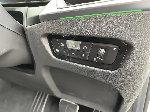 ＢＭＷ ＢＭＷ ３２０ｄ xDrive Mスポーツ 佐賀県 2024(令6)年 0.8万km 白 純正14.9インチディスプレイ/・AM/FM/AppleCarPlay/Spotify/サラウンド・ビュー・システム/ルームミラー一体型ETC/電子パーキングブレーキ/・AUTO HOLD機能/置くだけ充電/ハーフレザーシート/DN席パワーシート(D席メモリー機能付)/DN席シートヒーター/ISOFIX対応/パドルシフト/革巻きステアリング/ステリングリモコン/純正19インチアルミホイール/純正LEDヘッドライト/・オートマチックハイビーム/リヤフォグランプ/取扱説明書/ドライビングアシスト/・アクティブクルーズコントロール/・車線逸脱警告/・パークディスタンスコントロール/・アクティブPDC緊急ブレーキ