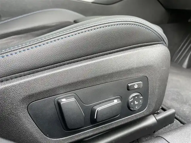 ＢＭＷ ＢＭＷ ３２０ｄ xDrive Mスポーツ 佐賀県 2024(令6)年 0.8万km 白 純正14.9インチディスプレイ/・AM/FM/AppleCarPlay/Spotify/サラウンド・ビュー・システム/ルームミラー一体型ETC/電子パーキングブレーキ/・AUTO HOLD機能/置くだけ充電/ハーフレザーシート/DN席パワーシート(D席メモリー機能付)/DN席シートヒーター/ISOFIX対応/パドルシフト/革巻きステアリング/ステリングリモコン/純正19インチアルミホイール/純正LEDヘッドライト/・オートマチックハイビーム/リヤフォグランプ/取扱説明書/ドライビングアシスト/・アクティブクルーズコントロール/・車線逸脱警告/・パークディスタンスコントロール/・アクティブPDC緊急ブレーキ