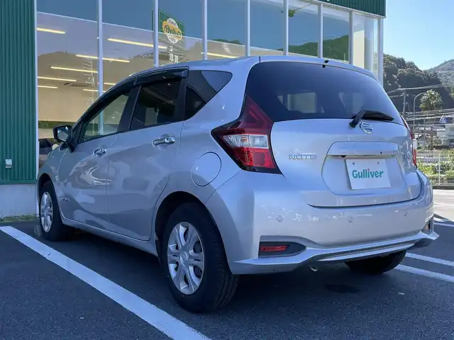 日産 ノート e－パワー B 愛媛県 2020(令2)年 6.7万km ブリリアントシルバー アラウンドビューモニター/デジタルインナーミラー/エマージェンシーブレーキ/前後コーナーセンサー/スマートキー/プッシュスタート/オートライト/ETC/社外オーディオ/AUX AM FM CD/禁煙車