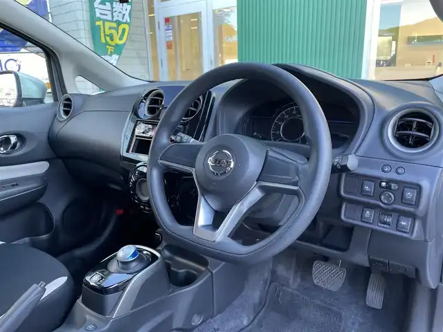 日産 ノート e－パワー B 愛媛県 2020(令2)年 6.7万km ブリリアントシルバー アラウンドビューモニター/デジタルインナーミラー/エマージェンシーブレーキ/前後コーナーセンサー/スマートキー/プッシュスタート/オートライト/ETC/社外オーディオ/AUX AM FM CD/禁煙車