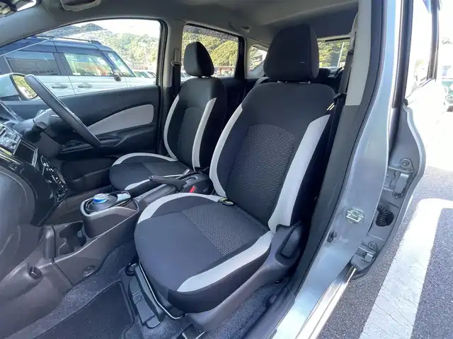 日産 ノート e－パワー B 愛媛県 2020(令2)年 6.7万km ブリリアントシルバー アラウンドビューモニター/デジタルインナーミラー/エマージェンシーブレーキ/前後コーナーセンサー/スマートキー/プッシュスタート/オートライト/ETC/社外オーディオ/AUX AM FM CD/禁煙車