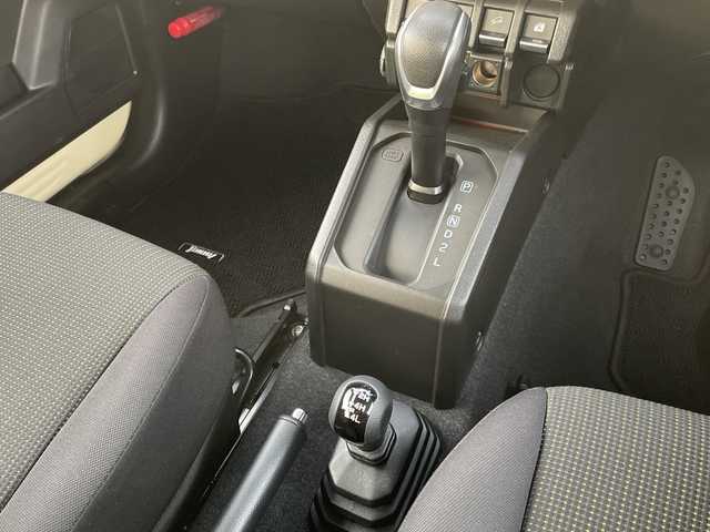 スズキ ジムニー XC 青森県 2021(令3)年 3.8万km シフォンアイボリーメタリックブラック2トーンルーフ 4WD/純正メモリナビ・フルセグTV/CD・DVD・Bluetooth・SD・USB/バックカメラ/前席シートヒーター/セーフティサポート/デュアルセンサーブレーキサポート/ハイビームアシスト/クルーズコントロール/車線逸脱警報機能/誤発進抑制機能/ダウンヒルアシストコントロール/LEDヘッドライト/オートライト/フォグランプ/社外テールランプ/純正16インチアルミ/スマートキー/プッシュスタート