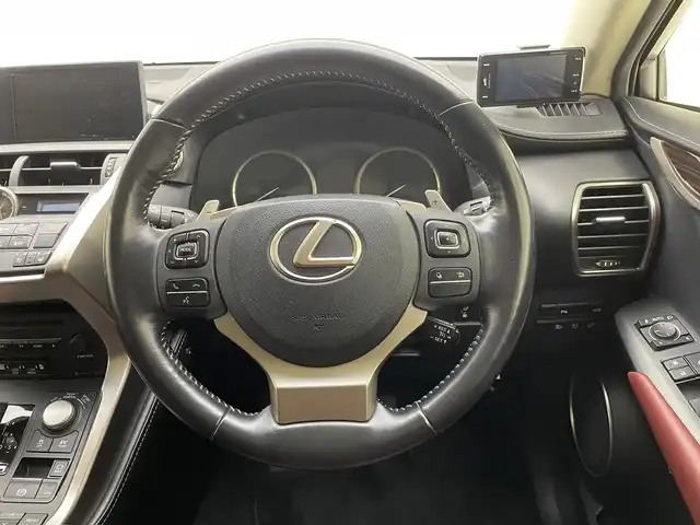 レクサス ＮＸ 300h バージョンL 岩手県 2015(平27)年 8.3万km ソニッククォーツ 純正SDナビ/（CD/DVD/AUX/Bluetooth/フルセグTV）/バックカメラ/クルーズコントロール/前後ドライブレコーダー/コーナーセンサー/パドルシフト/ステアリングスイッチ/サンルーフ/レザーシート/D/N席パワーシート/D席メモリーシート/D/N席シートヒーター/D/N席ベンチレーション/MTモード付AT/プッシュスタート/LEDヘッドライト/オートライト/ドアバイザー/スマートキー