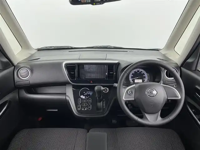 日産 デイズ ルークス X Vセレクション 大分県 2019(令1)年 4.6万km ホワイトソリッド/アイスブルー エマージェンシーブレーキ/コーナーセンサー/アラウンドビューモニター/前方ドライブレコーダー/革巻きステアリング/ドアバイザー/純正14インチアルミホイール/純正フロアマット/インテリキー/後席サンシェード/ハロゲンヘッドライト/両側パワースライドドア/スマートキー・プッシュスタート