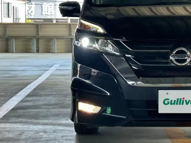日産 セレナ ハイウェイスター Vセレクション 静岡県 2017(平29)年 3.4万km ダイヤモンドブラック ガソリン（ハイブリッド）/2WD(FF)/エマージェンシーブレーキ/両側パワースライドドア/フリップダウンモニター/9インチ純正ナビ【MM517D-L】/(FM/AM/CD/DVD/フルセグTV/Bluetooth)/アラウンドビューモニター/バックカメラ/クルーズコントロール/レーンキープアシスト/電動格納ミラー/アイドリングストップ/ステアリングスイッチ/オートライト/フロントフォグ/LEDヘッドライト/フルオートエアコン/プッシュスタート/スマートキー/純正フロアマット