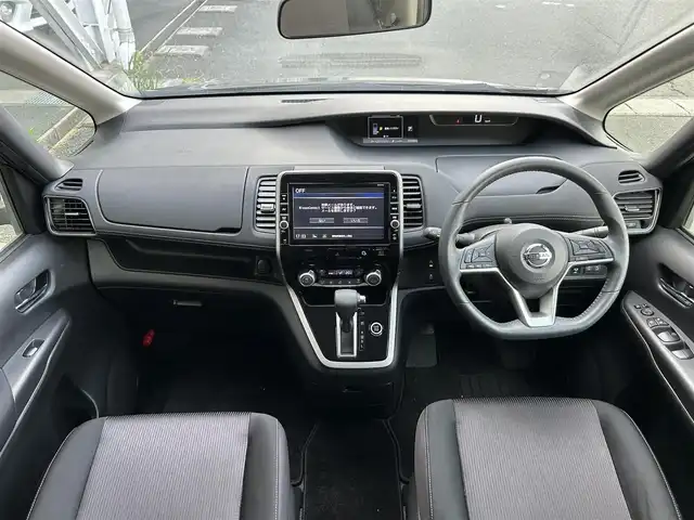 日産 セレナ ハイウェイスター Vセレクション 静岡県 2017(平29)年 3.4万km ダイヤモンドブラック ガソリン（ハイブリッド）/2WD(FF)/エマージェンシーブレーキ/両側パワースライドドア/フリップダウンモニター/9インチ純正ナビ【MM517D-L】/(FM/AM/CD/DVD/フルセグTV/Bluetooth)/アラウンドビューモニター/バックカメラ/クルーズコントロール/レーンキープアシスト/電動格納ミラー/アイドリングストップ/ステアリングスイッチ/オートライト/フロントフォグ/LEDヘッドライト/フルオートエアコン/プッシュスタート/スマートキー/純正フロアマット