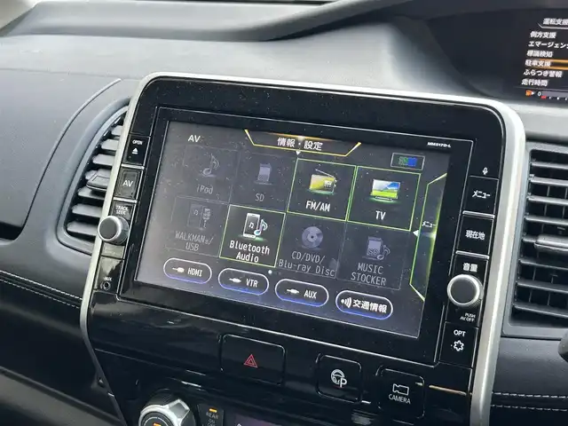 日産 セレナ ハイウェイスター Vセレクション 静岡県 2017(平29)年 3.4万km ダイヤモンドブラック ガソリン（ハイブリッド）/2WD(FF)/エマージェンシーブレーキ/両側パワースライドドア/フリップダウンモニター/9インチ純正ナビ【MM517D-L】/(FM/AM/CD/DVD/フルセグTV/Bluetooth)/アラウンドビューモニター/バックカメラ/クルーズコントロール/レーンキープアシスト/電動格納ミラー/アイドリングストップ/ステアリングスイッチ/オートライト/フロントフォグ/LEDヘッドライト/フルオートエアコン/プッシュスタート/スマートキー/純正フロアマット
