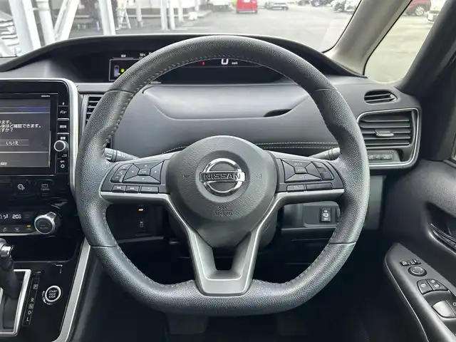 日産 セレナ ハイウェイスター Vセレクション 静岡県 2017(平29)年 3.4万km ダイヤモンドブラック ガソリン（ハイブリッド）/2WD(FF)/エマージェンシーブレーキ/両側パワースライドドア/フリップダウンモニター/9インチ純正ナビ【MM517D-L】/(FM/AM/CD/DVD/フルセグTV/Bluetooth)/アラウンドビューモニター/バックカメラ/クルーズコントロール/レーンキープアシスト/電動格納ミラー/アイドリングストップ/ステアリングスイッチ/オートライト/フロントフォグ/LEDヘッドライト/フルオートエアコン/プッシュスタート/スマートキー/純正フロアマット