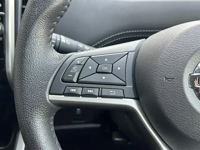 日産 セレナ ハイウェイスター Vセレクション 静岡県 2017(平29)年 3.4万km ダイヤモンドブラック ガソリン（ハイブリッド）/2WD(FF)/エマージェンシーブレーキ/両側パワースライドドア/フリップダウンモニター/9インチ純正ナビ【MM517D-L】/(FM/AM/CD/DVD/フルセグTV/Bluetooth)/アラウンドビューモニター/バックカメラ/クルーズコントロール/レーンキープアシスト/電動格納ミラー/アイドリングストップ/ステアリングスイッチ/オートライト/フロントフォグ/LEDヘッドライト/フルオートエアコン/プッシュスタート/スマートキー/純正フロアマット