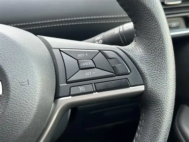 日産 セレナ ハイウェイスター Vセレクション 静岡県 2017(平29)年 3.4万km ダイヤモンドブラック ガソリン（ハイブリッド）/2WD(FF)/エマージェンシーブレーキ/両側パワースライドドア/フリップダウンモニター/9インチ純正ナビ【MM517D-L】/(FM/AM/CD/DVD/フルセグTV/Bluetooth)/アラウンドビューモニター/バックカメラ/クルーズコントロール/レーンキープアシスト/電動格納ミラー/アイドリングストップ/ステアリングスイッチ/オートライト/フロントフォグ/LEDヘッドライト/フルオートエアコン/プッシュスタート/スマートキー/純正フロアマット
