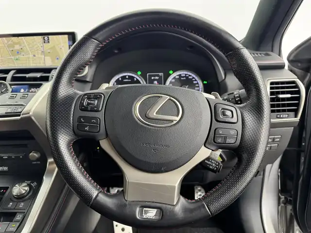 レクサス ＮＸ 300 Fスポーツ 愛知県 2017(平29)年 4.8万km ソニックチタニウム パノラマルーフ/純正ナビ　/（フルセグ／ＢＴ／ＣＤ／ＤＶＤ）　/マークレビンソンサウンドシステム　/レーダークルーズコントロール　/パドルシフト　/パノラミックビューモニター　/ブラインドスポットモニター/衝突軽減システム/レーンキープアシスト　/レザーシート（ブラック×レッド）　/電動リアゲート　/前席パワーシート　/運転席メモリーシート　/前席エアーシート/前席シートヒーター/ハンドルヒーター/ETC2.0/ドライブレコーダー