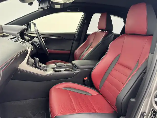 レクサス ＮＸ 300 Fスポーツ 愛知県 2017(平29)年 4.8万km ソニックチタニウム パノラマルーフ/純正ナビ　/（フルセグ／ＢＴ／ＣＤ／ＤＶＤ）　/マークレビンソンサウンドシステム　/レーダークルーズコントロール　/パドルシフト　/パノラミックビューモニター　/ブラインドスポットモニター/衝突軽減システム/レーンキープアシスト　/レザーシート（ブラック×レッド）　/電動リアゲート　/前席パワーシート　/運転席メモリーシート　/前席エアーシート/前席シートヒーター/ハンドルヒーター/ETC2.0/ドライブレコーダー