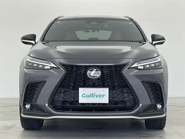 レクサス ＮＸ 350h Fスポーツ 群馬県 2023(令5)年 1.5万km ソニッククロム パノラマルーフ/ルーフレール/3眼フルLEDヘッドランプ/・3眼フルLEDヘッドランプ/・アダプティブハイビームシステム/・ヘッドランプクリーナー/・LEDコーナリングランプ/後席電動格納機能/・電動リクライニング/・電動格納/・後席シートヒーター/オレンジブレーキキャリパー/デジタルインナーミラー/＝＝＝＝＝/純正14インチディスプレイオーディオ/(AM/FM/Bluetooth/フルセグTV/USB/AppleCarPlay/AndroidAuto)/パノラミックビューモニター/ハンズフリーパワーバックドア/Lexus Safety System/・プリクラッシュセーフティシステム（検知機能付衝突回避支援タイプ）/・レーンディパーチャーアラート/・レーダークルーズコントロール（全車速追従機能付）/・レーントレーシングアシスト/レーンチェンジアシスト/・フロントクロストラフィックアラート/ブラインドスポットモニター/前席シートヒーター/シートベンチレーション/ステアリングヒーター/前席パワーシート(運転席メモリー機能)