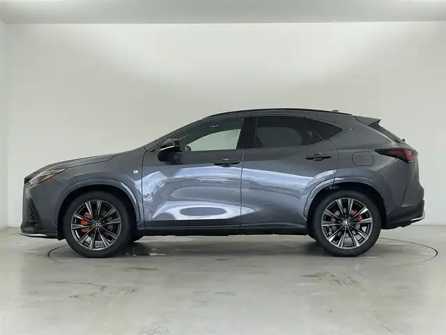 レクサス ＮＸ 350h Fスポーツ 群馬県 2023(令5)年 1.5万km ソニッククロム パノラマルーフ/ルーフレール/3眼フルLEDヘッドランプ/・3眼フルLEDヘッドランプ/・アダプティブハイビームシステム/・ヘッドランプクリーナー/・LEDコーナリングランプ/後席電動格納機能/・電動リクライニング/・電動格納/・後席シートヒーター/オレンジブレーキキャリパー/デジタルインナーミラー/＝＝＝＝＝/純正14インチディスプレイオーディオ/(AM/FM/Bluetooth/フルセグTV/USB/AppleCarPlay/AndroidAuto)/パノラミックビューモニター/ハンズフリーパワーバックドア/Lexus Safety System/・プリクラッシュセーフティシステム（検知機能付衝突回避支援タイプ）/・レーンディパーチャーアラート/・レーダークルーズコントロール（全車速追従機能付）/・レーントレーシングアシスト/レーンチェンジアシスト/・フロントクロストラフィックアラート/ブラインドスポットモニター/前席シートヒーター/シートベンチレーション/ステアリングヒーター/前席パワーシート(運転席メモリー機能)