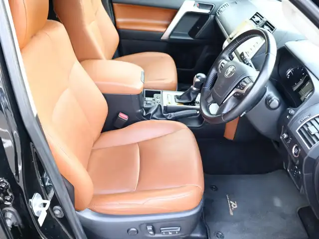 トヨタ ランドクルーザー プラド TX-L 70thアニバーサリーLTD 福島県 2021(令3)年 4.2万km アティチュードブラックマイカ  ワ ン オ ー ナ ー/ サ ン ル ー フ/ 純 正ディスプレイオーディオ(メーカーOP)/ 純 正 全 方 位 カ メ ラ/ ブ ラ ウ ン 革 シ ー ト / 前 左 右 パ ワ ー シ ー ト/ 前 左 右 シートヒーター・エアシート/ 2.0 E T C/ ス マ ー ト キ ー/ 寒 冷 地 仕 様/ ル ー フ レ ー ル/ 純 正 １ ８ イ ン チ ア ル ミ ホ イ ル/ 純 正 L E D ヘ ッ ド ラ イ ト/ 純 正 フ ォ グ ラ ン プ/ 新 車 保 証 書/ 取 扱 説 明 書/ 点 検 記 録 簿 有/　（R4・R5・R6）