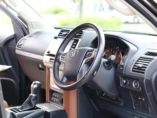 トヨタ ランドクルーザー プラド TX-L 70thアニバーサリーLTD 福島県 2021(令3)年 4.2万km アティチュードブラックマイカ  ワ ン オ ー ナ ー/ サ ン ル ー フ/ 純 正ディスプレイオーディオ(メーカーOP)/ 純 正 全 方 位 カ メ ラ/ ブ ラ ウ ン 革 シ ー ト / 前 左 右 パ ワ ー シ ー ト/ 前 左 右 シートヒーター・エアシート/ 2.0 E T C/ ス マ ー ト キ ー/ 寒 冷 地 仕 様/ ル ー フ レ ー ル/ 純 正 １ ８ イ ン チ ア ル ミ ホ イ ル/ 純 正 L E D ヘ ッ ド ラ イ ト/ 純 正 フ ォ グ ラ ン プ/ 新 車 保 証 書/ 取 扱 説 明 書/ 点 検 記 録 簿 有/　（R4・R5・R6）