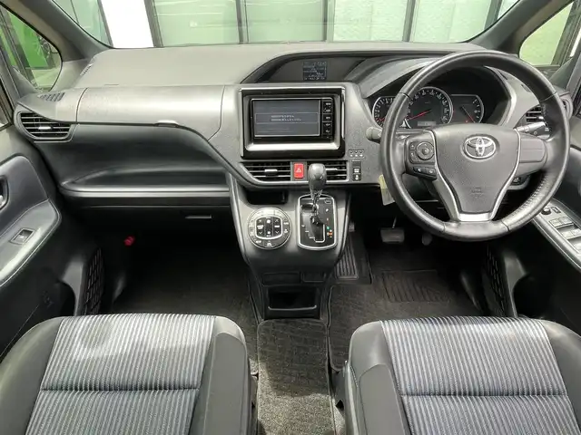 トヨタ ヴォクシー ZS 香川県 2014(平26)年 6.8万km ブラック 登録時走行距離：67683km/ディーラー純正ナビ/バックカメラ/純正11型フリップダウンモニター/両側パワースライドドア/LEDヘッドライト/オートライト/フォグランプ/ビルトインETC/ロールサンシェード/プッシュスタート/スマートキー/スペアキー
