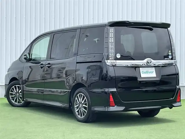 トヨタ ヴォクシー ZS 香川県 2014(平26)年 6.8万km ブラック 登録時走行距離：67683km/ディーラー純正ナビ/バックカメラ/純正11型フリップダウンモニター/両側パワースライドドア/LEDヘッドライト/オートライト/フォグランプ/ビルトインETC/ロールサンシェード/プッシュスタート/スマートキー/スペアキー