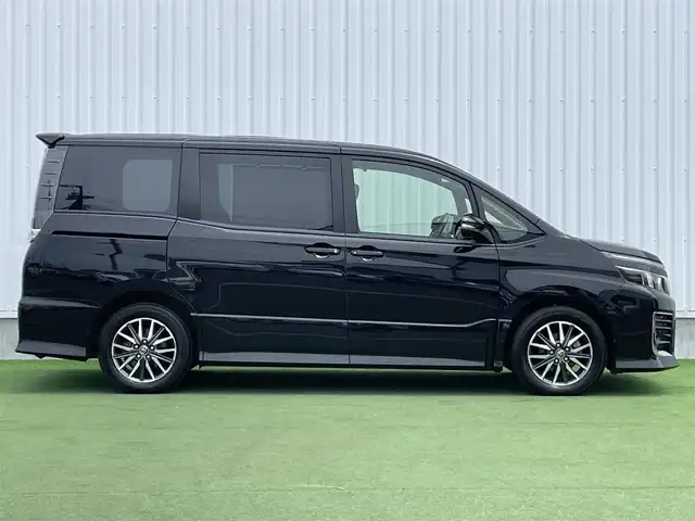 トヨタ ヴォクシー ZS 香川県 2014(平26)年 6.8万km ブラック 登録時走行距離：67683km/ディーラー純正ナビ/バックカメラ/純正11型フリップダウンモニター/両側パワースライドドア/LEDヘッドライト/オートライト/フォグランプ/ビルトインETC/ロールサンシェード/プッシュスタート/スマートキー/スペアキー