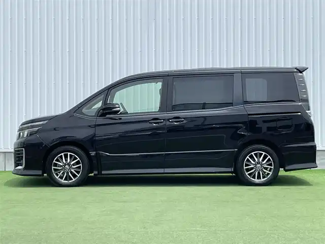 トヨタ ヴォクシー ZS 香川県 2014(平26)年 6.8万km ブラック 登録時走行距離：67683km/ディーラー純正ナビ/バックカメラ/純正11型フリップダウンモニター/両側パワースライドドア/LEDヘッドライト/オートライト/フォグランプ/ビルトインETC/ロールサンシェード/プッシュスタート/スマートキー/スペアキー