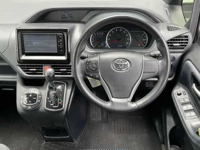 トヨタ ヴォクシー ZS 香川県 2014(平26)年 6.8万km ブラック 登録時走行距離：67683km/ディーラー純正ナビ/バックカメラ/純正11型フリップダウンモニター/両側パワースライドドア/LEDヘッドライト/オートライト/フォグランプ/ビルトインETC/ロールサンシェード/プッシュスタート/スマートキー/スペアキー