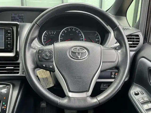 トヨタ ヴォクシー ZS 香川県 2014(平26)年 6.8万km ブラック 登録時走行距離：67683km/ディーラー純正ナビ/バックカメラ/純正11型フリップダウンモニター/両側パワースライドドア/LEDヘッドライト/オートライト/フォグランプ/ビルトインETC/ロールサンシェード/プッシュスタート/スマートキー/スペアキー