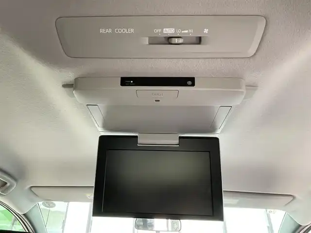 トヨタ ヴォクシー ZS 香川県 2014(平26)年 6.8万km ブラック 登録時走行距離：67683km/ディーラー純正ナビ/バックカメラ/純正11型フリップダウンモニター/両側パワースライドドア/LEDヘッドライト/オートライト/フォグランプ/ビルトインETC/ロールサンシェード/プッシュスタート/スマートキー/スペアキー